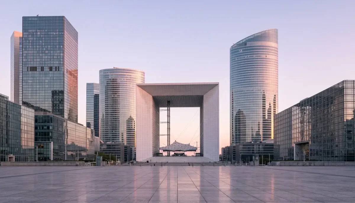 Tours du quartier d'affaires de La Défense à Paris vues à l'aube