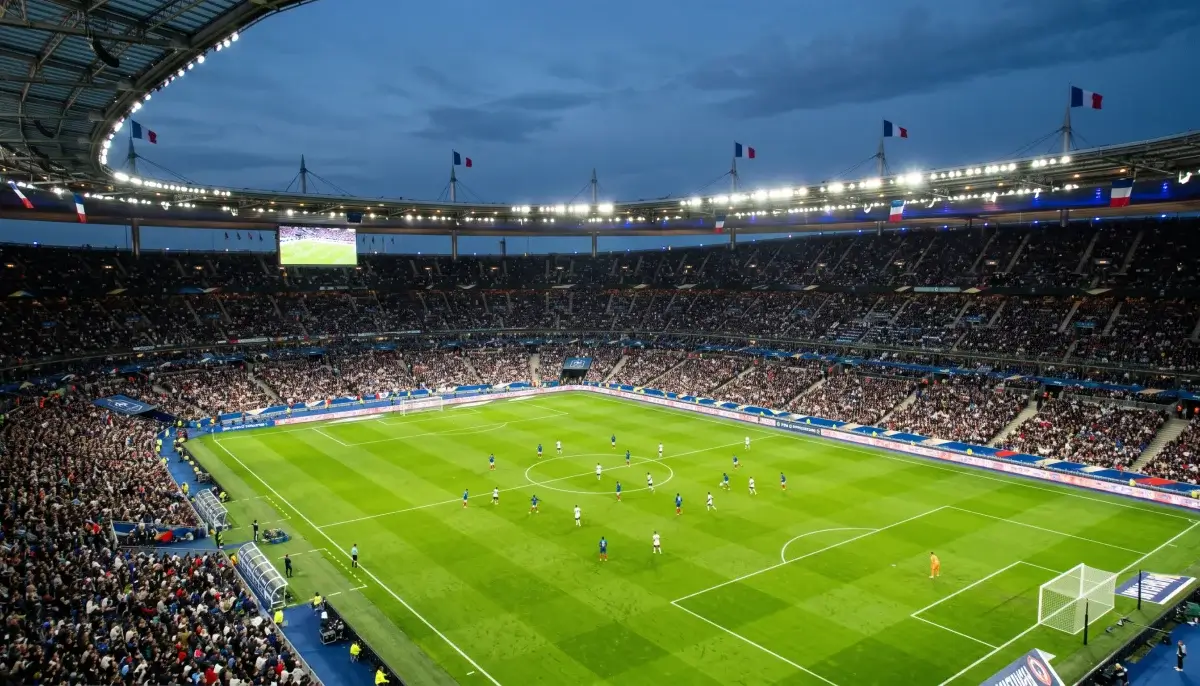 Vue aérienne d'un grand stade de football français lors d'une rencontre de Ligue 1